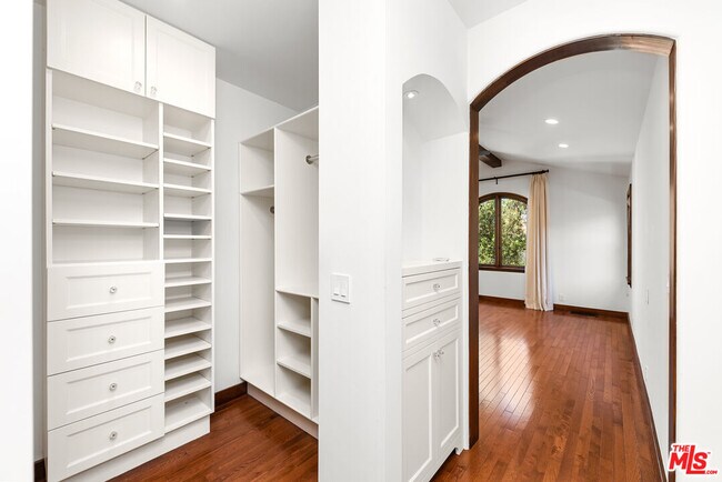 Building Photo - 1039 Hi Point St