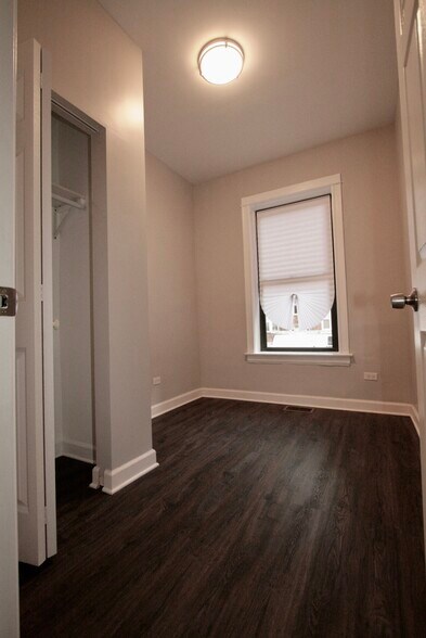Building Photo - 1406 E 69th Pl