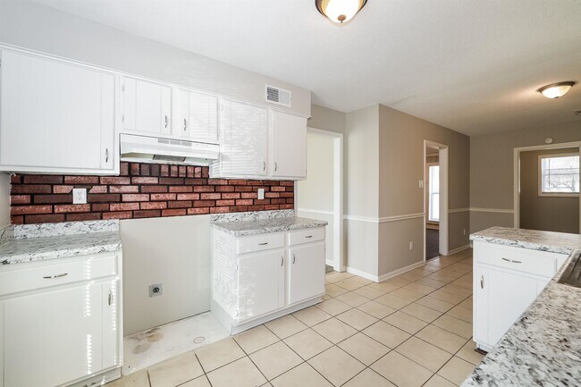 Building Photo - 3054 Ridgeway Rd