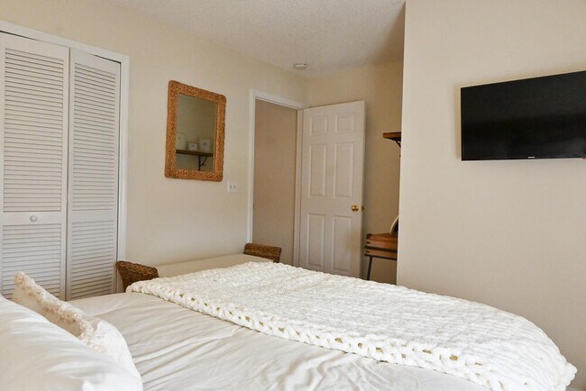 Building Photo - 12828 Meadowbreeze Dr