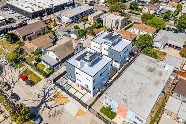 Building Photo - 3015 Alsace Ave