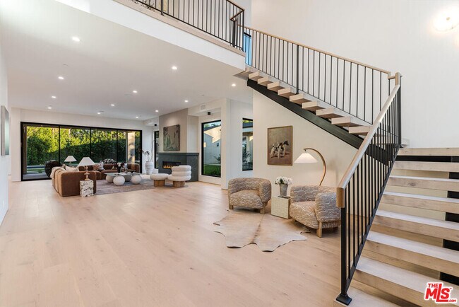 Building Photo - 5064 Encino Ave