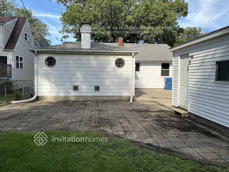 Building Photo - 9219 S 51st Ave