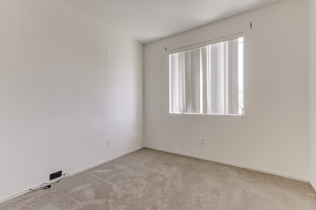 Building Photo - 9392 Lakepoint Dr