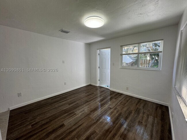 Building Photo - 1416 SW 27th St