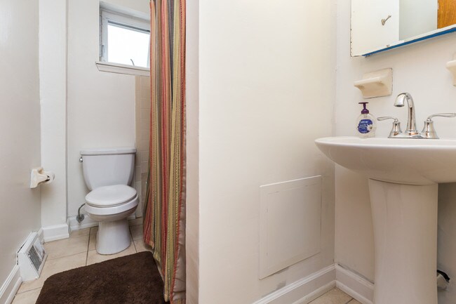 Building Photo - 2582 Collins St