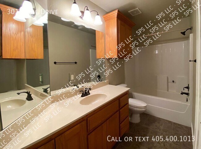 Building Photo - 3017 Line Dr