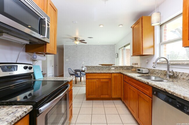 Building Photo - 2806 Belvoir Dr