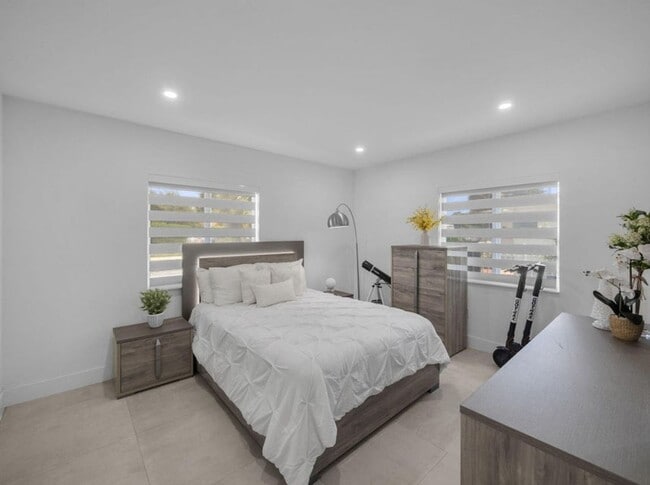 Building Photo - 520 NE 135th St