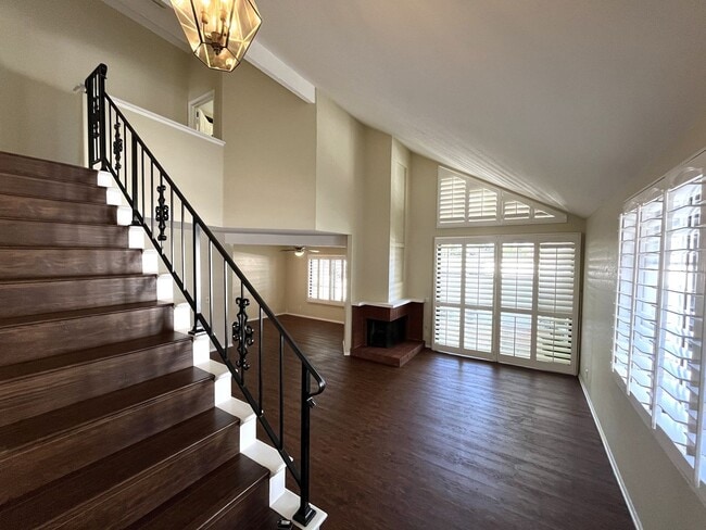 Building Photo - Spacious End Unit Home with 2 Master Suite...