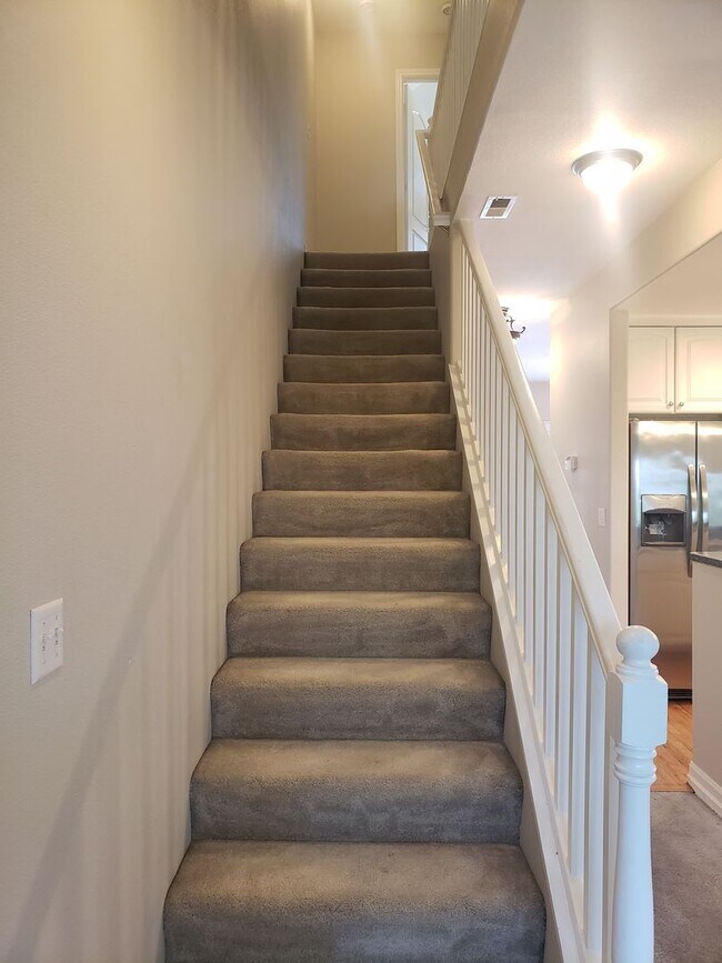 Building Photo - Large 3-bed Townhouse in Terwilliger South