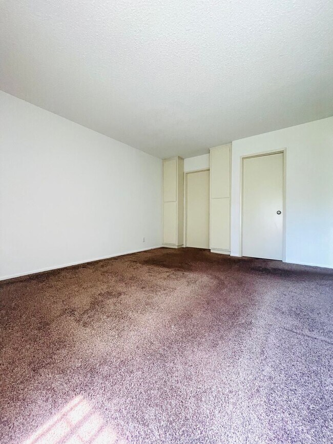 Building Photo - Spacious 2-bedroom, 2-bathroom condo featu...