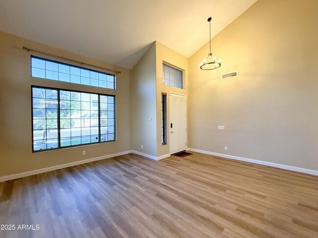 Building Photo - 1432 S Apache Dr