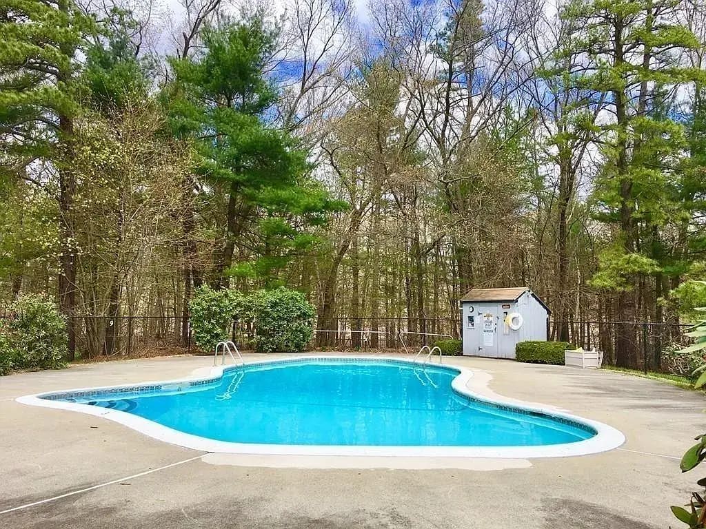 Society Pool - 1 Meetinghouse Rd