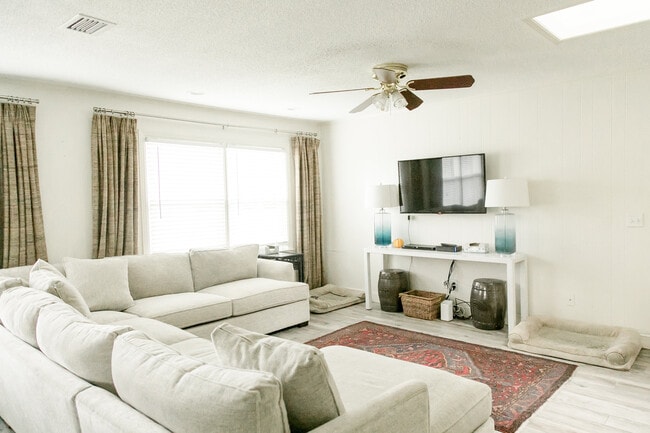 Building Photo - 509 Rivera Dr