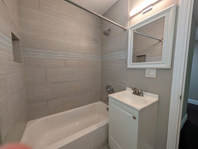 Building Photo - AVAILABLE NOW!! 3/1 Updated and Ready for a move-in!