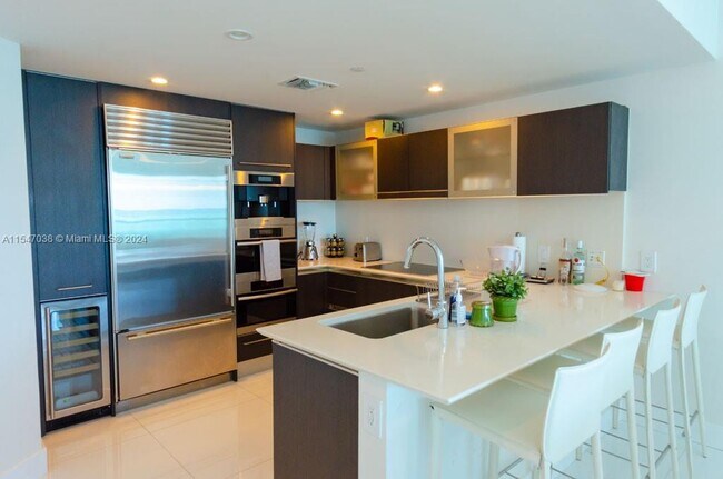 Building Photo - 17001 Collins Ave