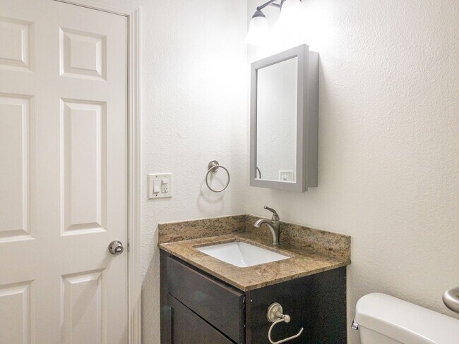 Building Photo - 2BD 1BA Recently Renovated Unit! Parking! ...