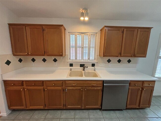 Building Photo - 1300 Leah Ln