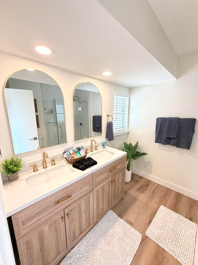 Building Photo - 948 Canal Cir