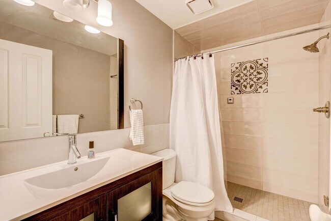 Building Photo - 2105 S Fillmore St