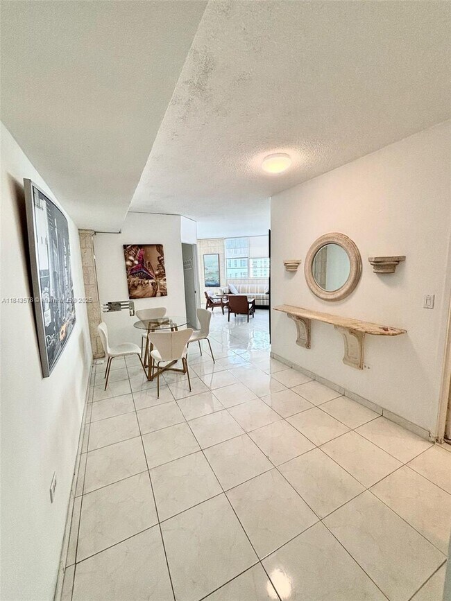Building Photo - 905 Brickell Bay Dr