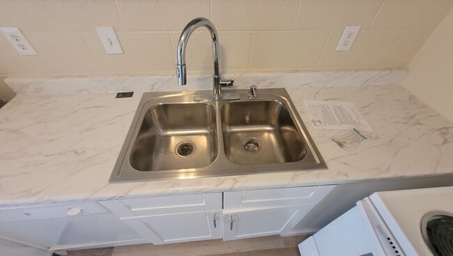 Building Photo - Newly Renovated 2bd, 1bath, 2 pkg 890sqft ...