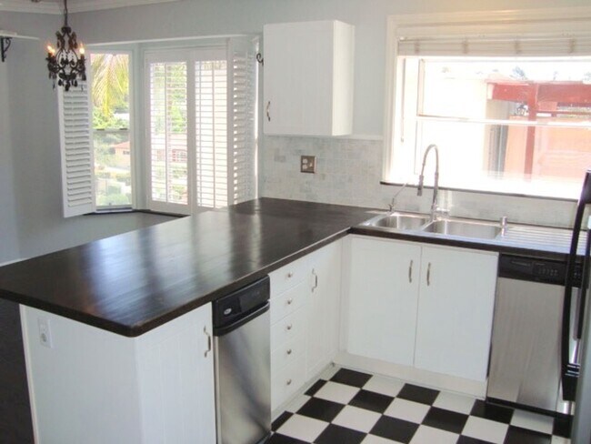Building Photo - STUNNING TOWNHOME 2 BED 2.5 BATH 2 CAR GARAGE NORTH PARK/HILLCRES