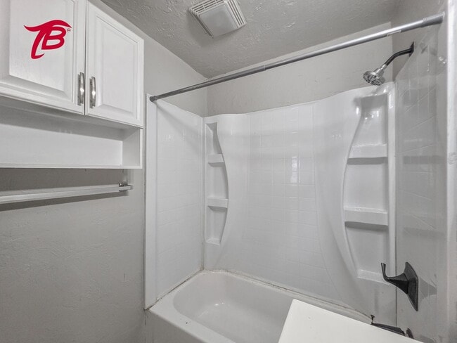 Building Photo - Spacious Split-Level 4-Bedroom Home with T...