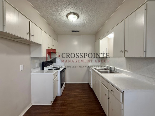 Building Photo - Almost Ready! 2 Bedroom, 1 Bathroom Duplex!