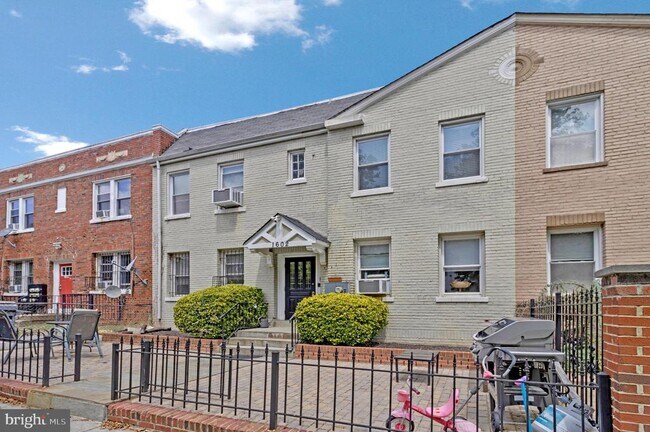 Building Photo - 1602 Isherwood St NE