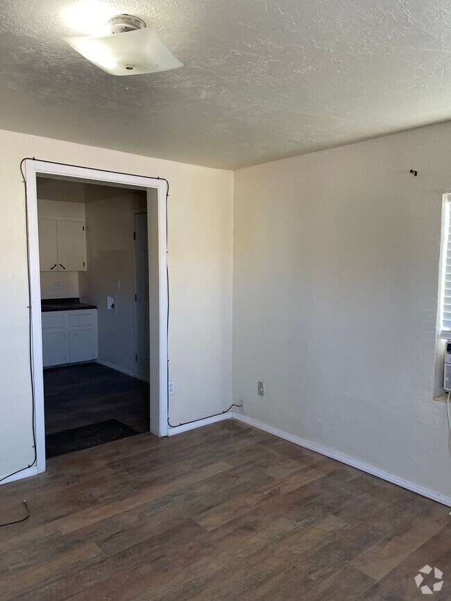 Building Photo - Nice two bed, one bath unit!