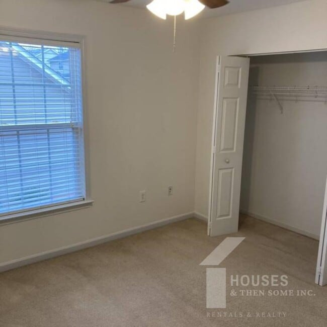 Building Photo - 18 Whitethorn Ln