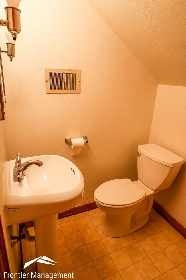 Building Photo - Beautiful Bungalow Located in Central Manh...