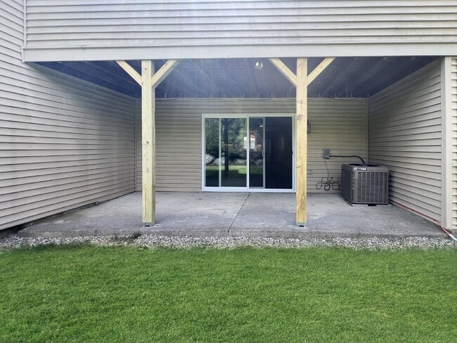 Building Photo - Gorgeous and newly renovated townhouse-sty...