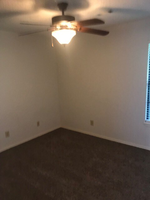 Building Photo - Excellent Town Home Near Campus!