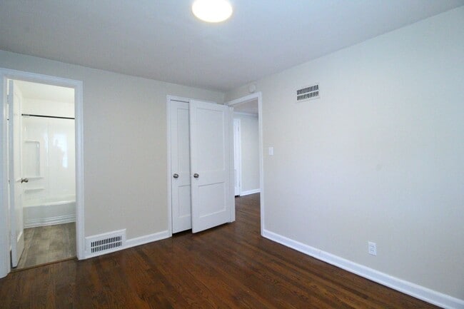 Building Photo - One Bedroom Duplex in North Kansas City
