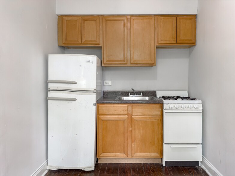 Building Photo - 4646 N Paulina St