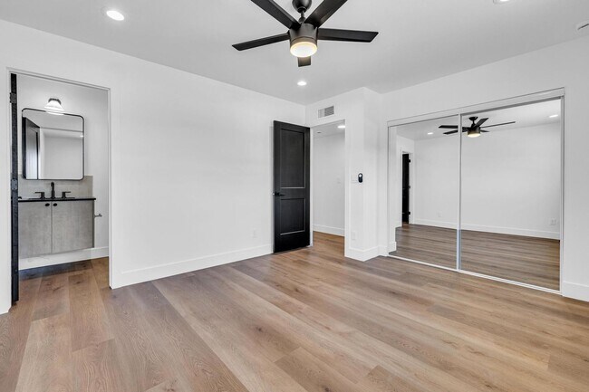 Building Photo - 6 Bedroom/4 Bath - Fully Remodeled