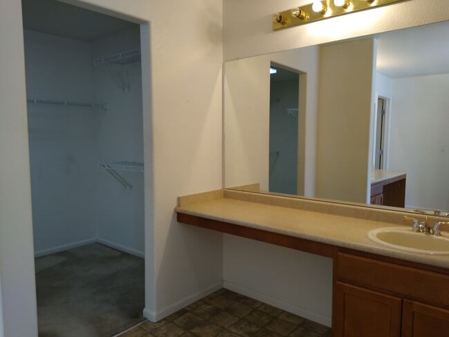 Building Photo - Massive and Expansive 5 Bedroom Green Vall...
