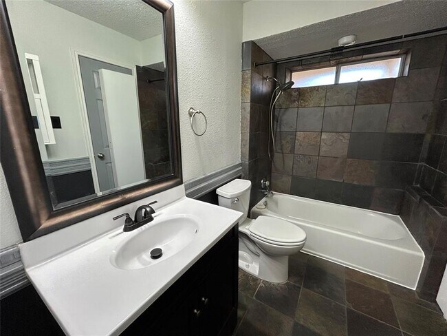 Building Photo - 3809 Spicewood Springs Rd