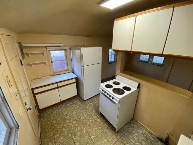 Building Photo - Three Bedroom, One Bathroom House with Fen...