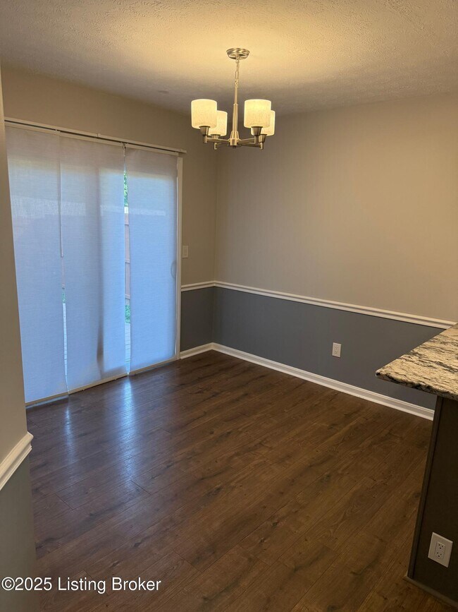 Building Photo - 10412 Pinoak View Dr