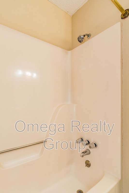 Building Photo - 1031 Oak Blvd