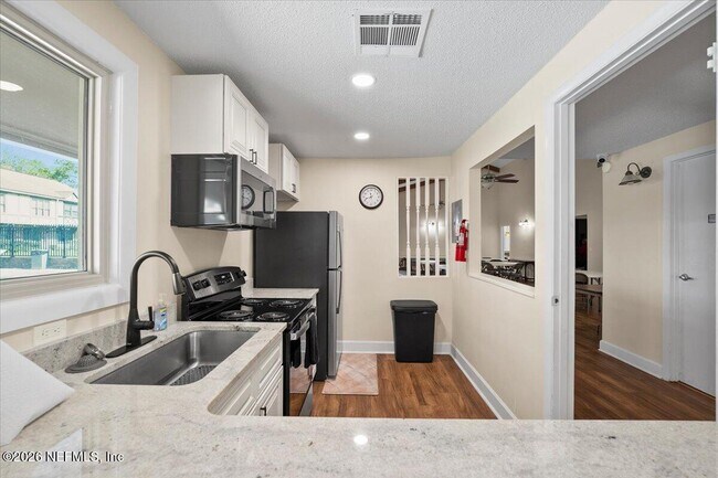 Building Photo - 8140 Sutton Pl N