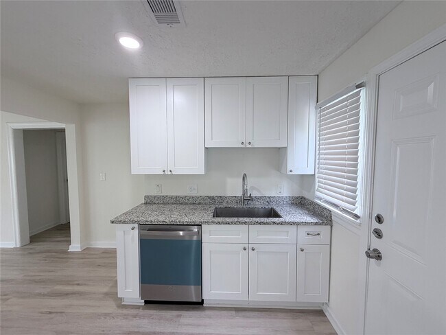 Building Photo - 1112 3rd St