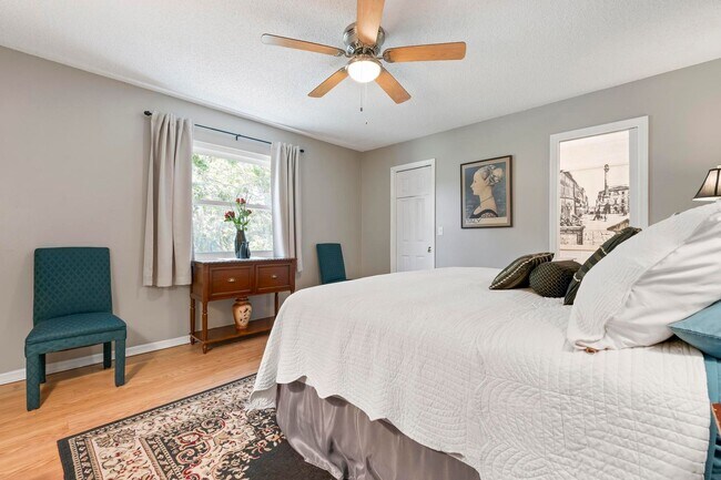 Building Photo - ** STUNNING 4 BEDROOM 2 FULL BATH/ 2 HALF BATH HOME WITH A PRIVATE POOL LOCATED JUST MINUTES FROM...