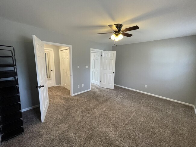 Building Photo - 1331 Middleneck Dr