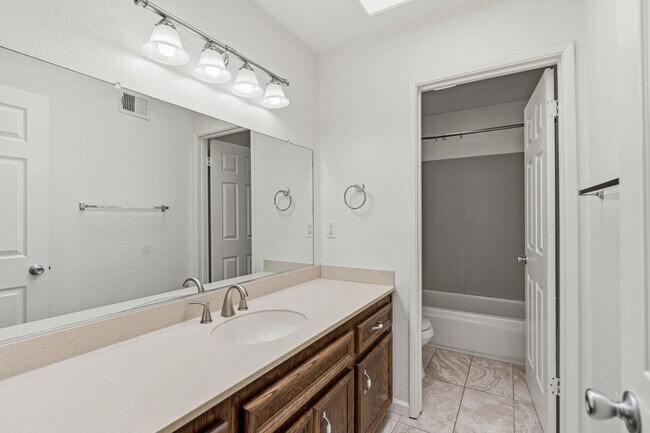 Building Photo - 2025 Sweetwater Dr
