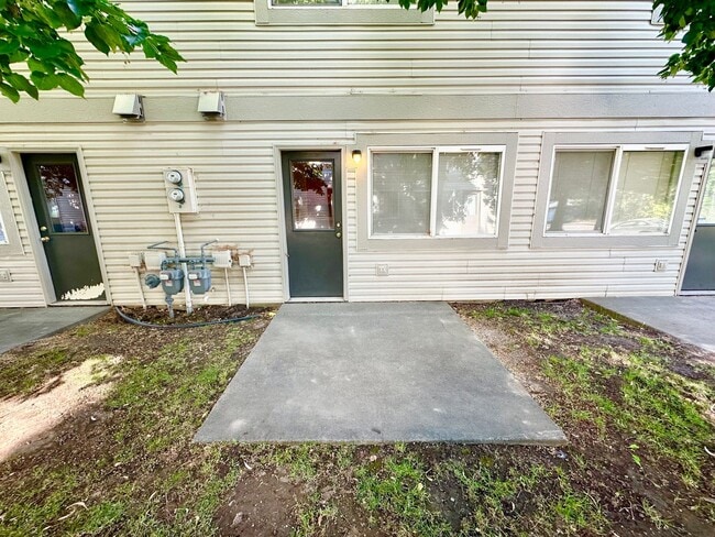 Building Photo - Introducing the Perfect Townhouse Steps Away from Central WA University!